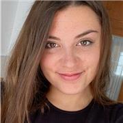 Soy una persona dinámica y gusta enseñar de una forma divertida y única. He dado clases a personas de entre 10 y 50 años.